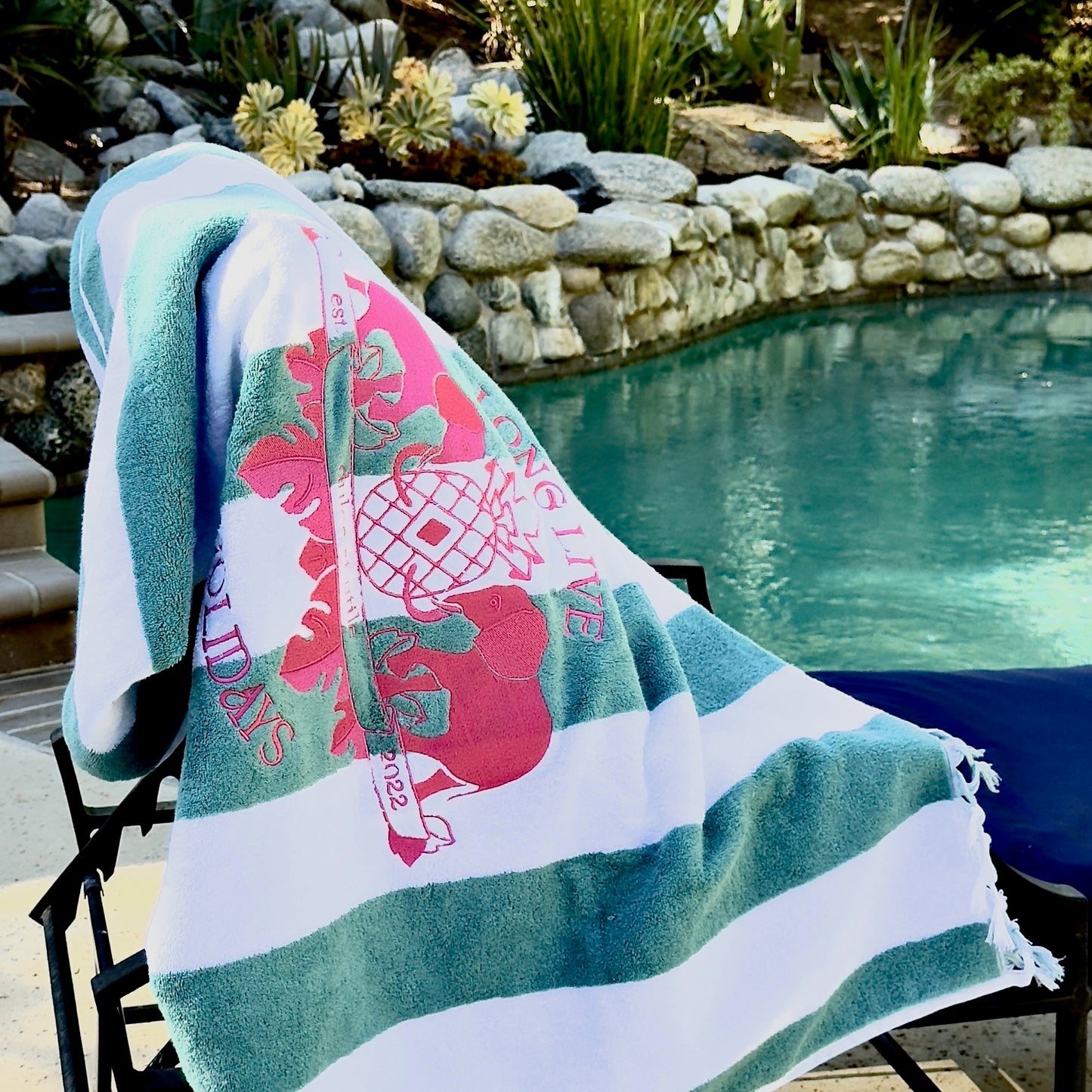 [BIENTÔT DISPONIBLE] Serviette de plage en coton 100 % brodé – 100 cm x 80 cm